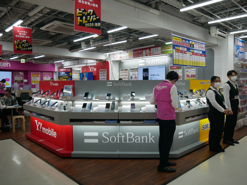 2階にはスマホの契約カウンターを設置している