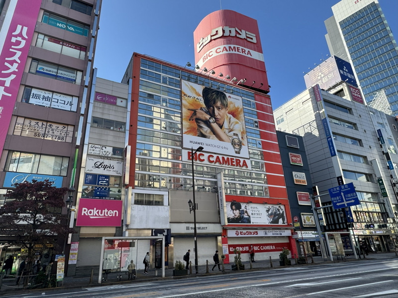 池袋西口駅前にあるビックカメラ池袋西口店