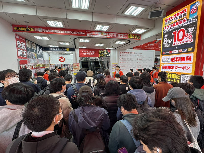 11月14日午前10時直前の池袋本店の様子。約150人が並んだ