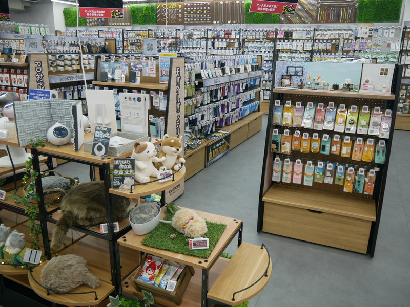 1階ではモバイルバッテリなどとともに、スマホ連動でしゃべるキャラクターなども展示