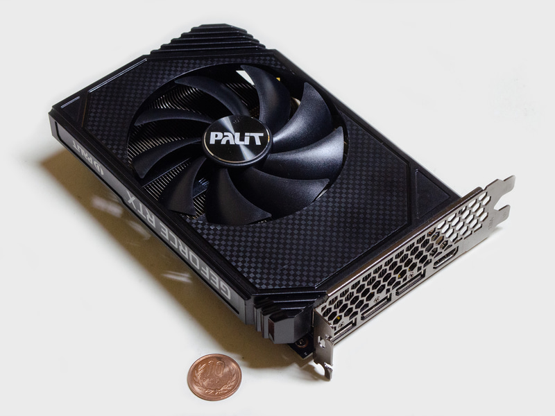 GeForce RTX 3060(12GB)。10円玉との比較から分かるようにとにかく小さい