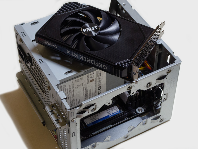 とりあえずASRock DeskMeet B660の上に置いてみた