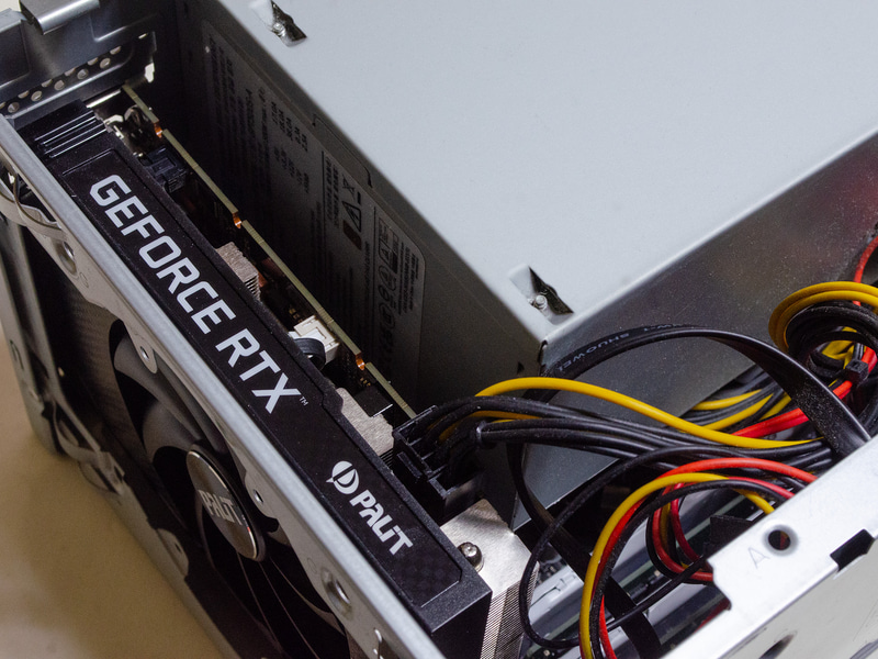 PCIe x16スロットに刺して電源も接続