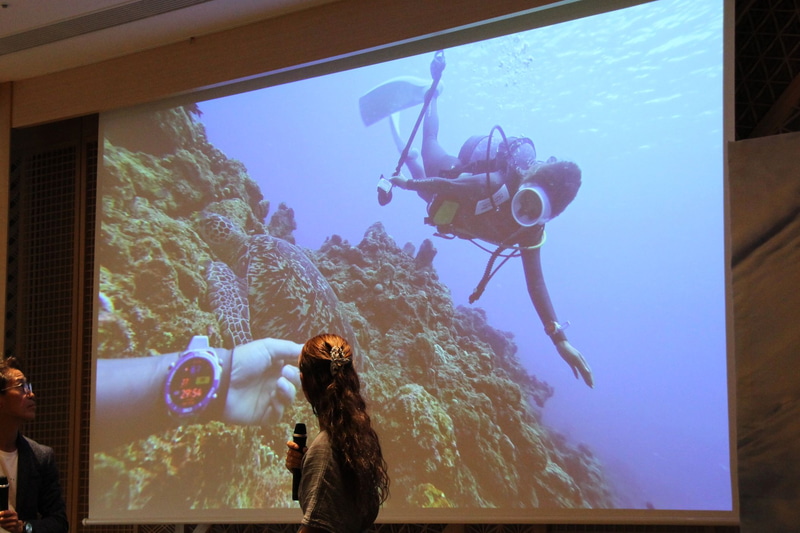 SUMIREさんによる水中通話機能のデモ