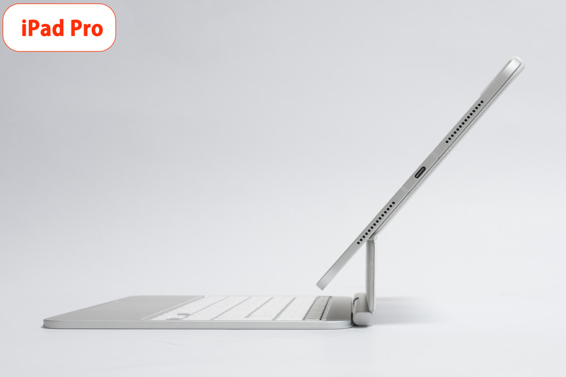 ディスプレイの最大展開角度は、「11インチiPad Pro(M5)」が実測132度、「14インチMacBook Pro(M5)」が実測134度