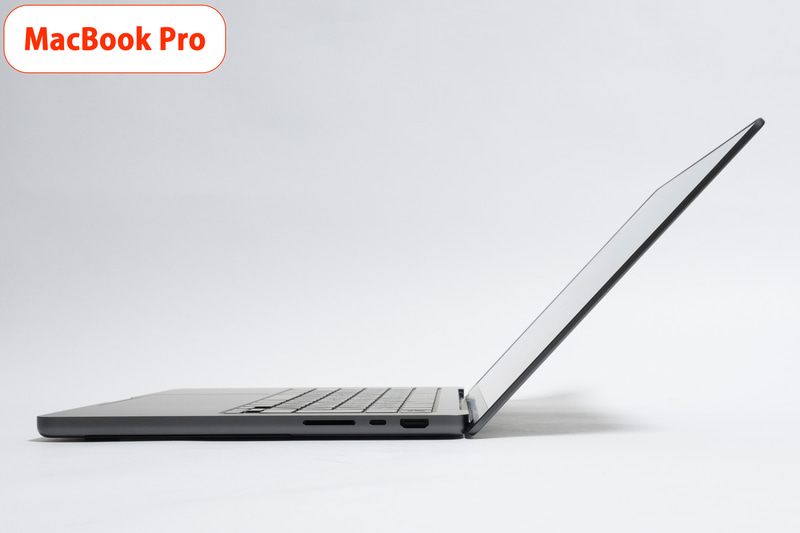 ディスプレイの最大展開角度は、「11インチiPad Pro(M5)」が実測132度、「14インチMacBook Pro(M5)」が実測134度