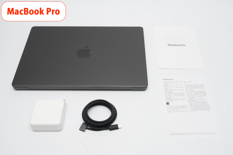 同梱品は「11インチiPad Pro(M5)」が20W USB-C電源アダプタ、USB-C充電ケーブル(1m)、「14インチMacBook Pro(M5)」が70W USB-C電源アダプタ、USB-C - MagSafe 3ケーブル(2 m)
