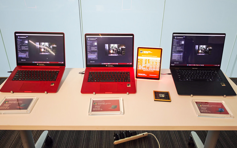 QualcommのSnapdragon X2 EliteのレファレンスデザインCRD。左からX2E-80-100搭載機(TDP 22W)、中央がX2E-88-100搭載機(TDP 22W)、右がSnapdragon X2 Elite Extreme(X2E-96-100)搭載機(TDP非固定)。Cinebench 2024のスコア(マルチ/シングル)は、X2E-80-100が1,153/152、X2E-88-100が1,388/153、X2E-96-100が1,968/161だった