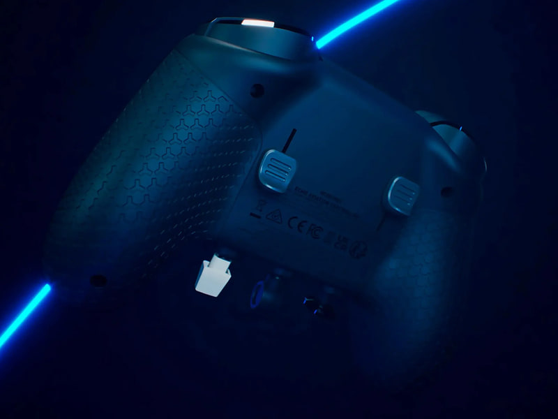 背面にはラダーレバーも用意