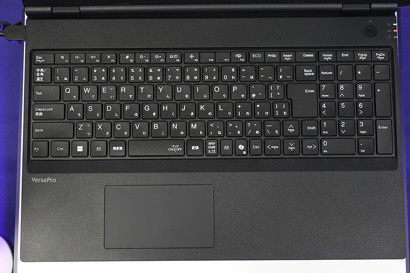 キーボード面。テンキーを搭載している