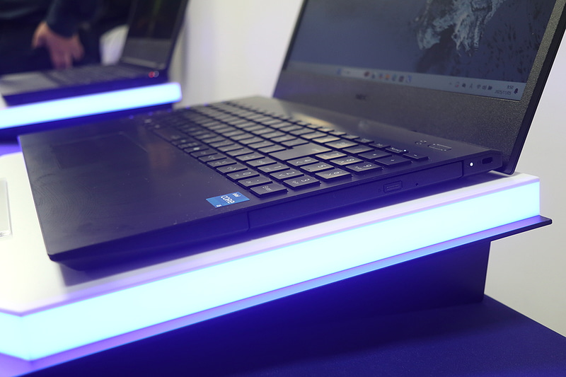 本体左側面。タイプVXと比較するとインターフェイスが少ない