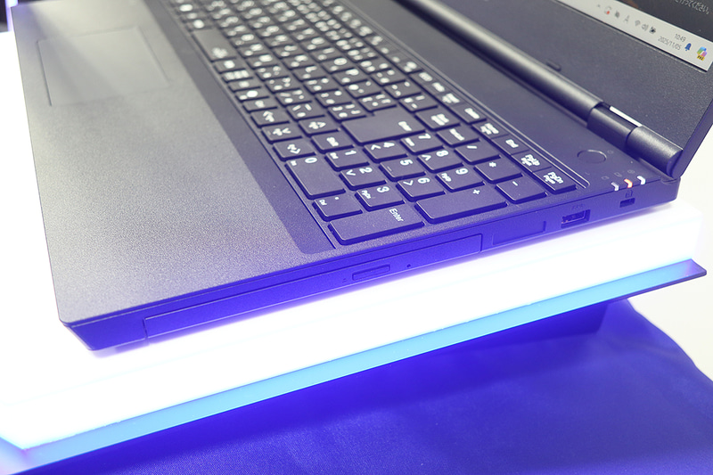 本体右側面。光学ドライブが搭載可能だ