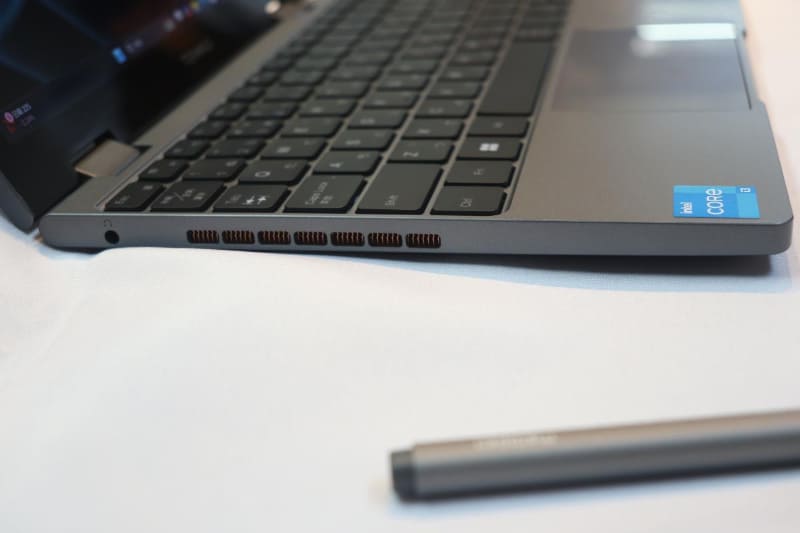 本体左側面は排気口と3.5mm音声出力