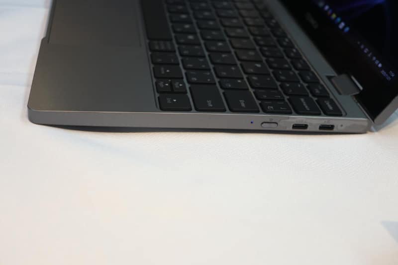 本体右側面。電源ボタンとUSB 3.2 Gen 2 Type-Cを2基装備