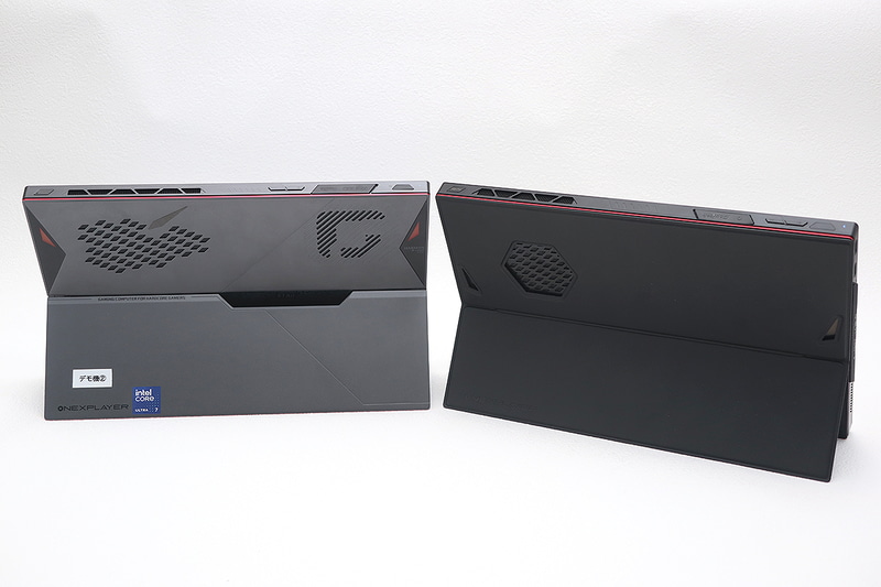 初代ONEXPLAYER X1(右)との比較。この際はカバー兼スタンド(ブラケット)を利用する形だった