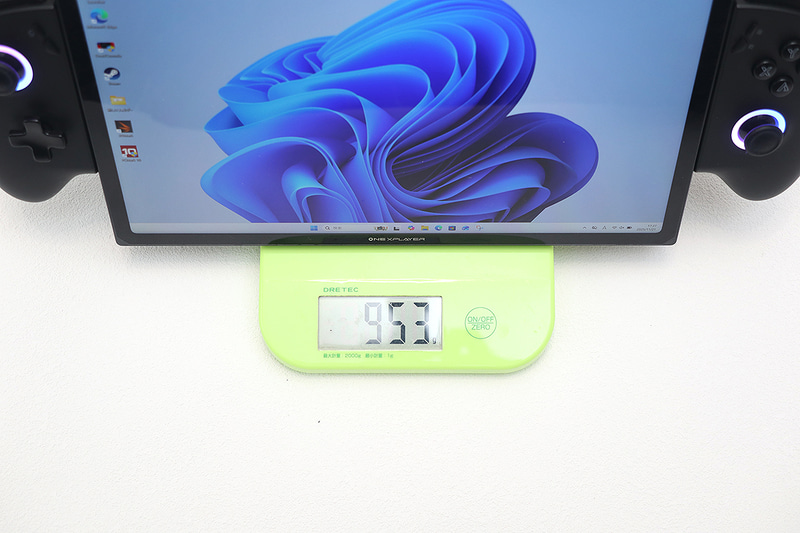 このため「キックスタンドが使える形態」でコントローラをつけた場合、従来の1,082gから953gへと軽量化した(いずれも実測)