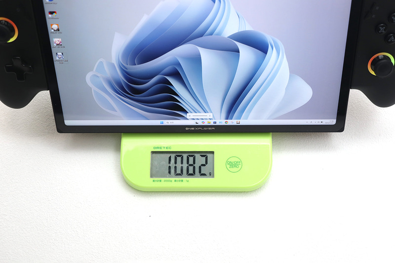 このため「キックスタンドが使える形態」でコントローラをつけた場合、従来の1,082gから953gへと軽量化した(いずれも実測)