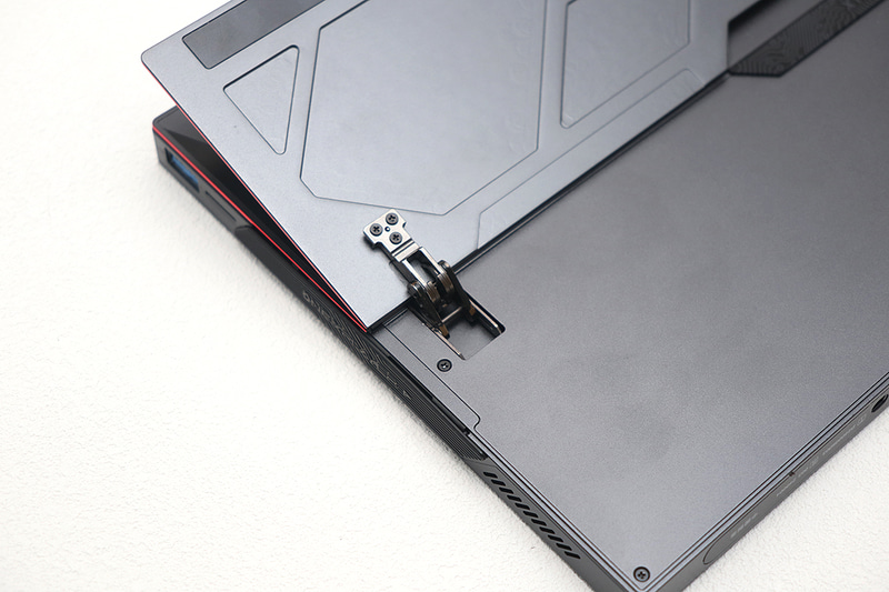 キックスタンドの内蔵化により、大幅に後部に倒れるようになったため、ペン入力がしやすくなった(ペンは別売りだが)