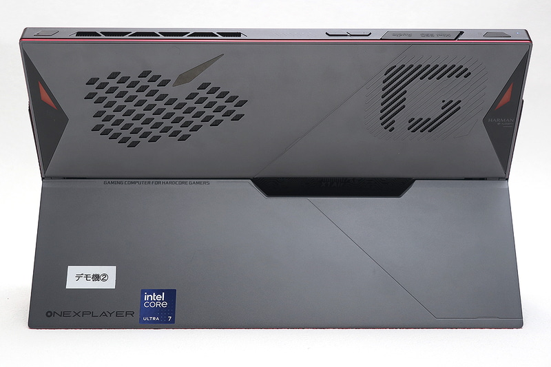 キックスタンドの内蔵化により、大幅に後部に倒れるようになったため、ペン入力がしやすくなった(ペンは別売りだが)