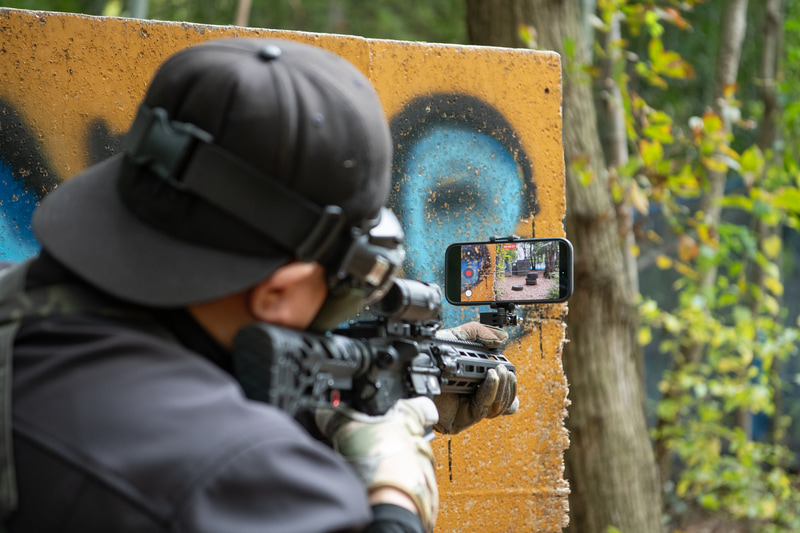 マウンタを使えば、エアソフトガンにスマホを取り付けることも可能。ただし至近距離で画面やカメラにBB弾が当たれば当然割れてしまう。このような撮影は、休憩時間に別途行なっている