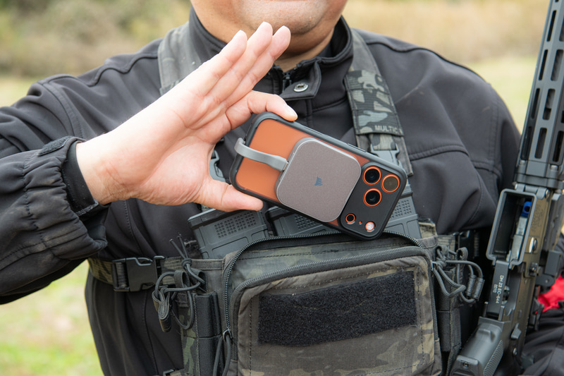 MagSafe対応でiPhoneの背面に貼り付けられるならさらに便利だ