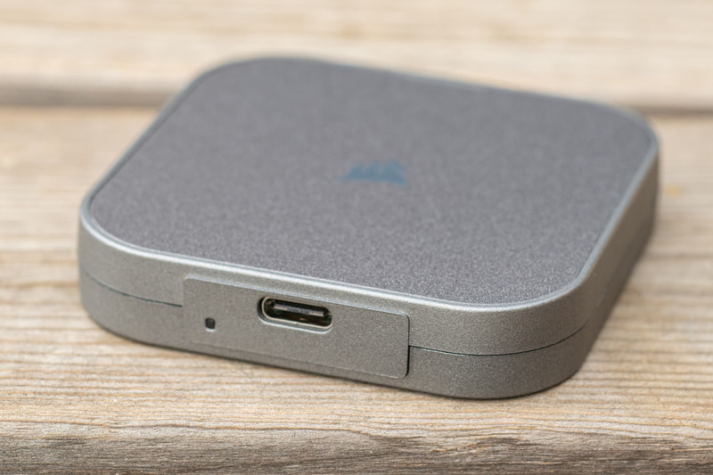 コネクタはUSB Type-Cに対応。接続は最新規格のUSB4だ