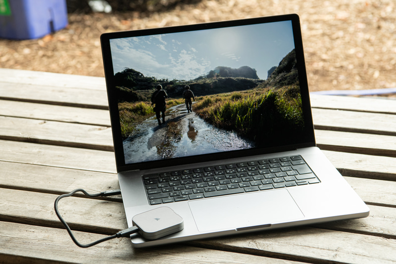 取り外せばすぐに編集機材と接続できる