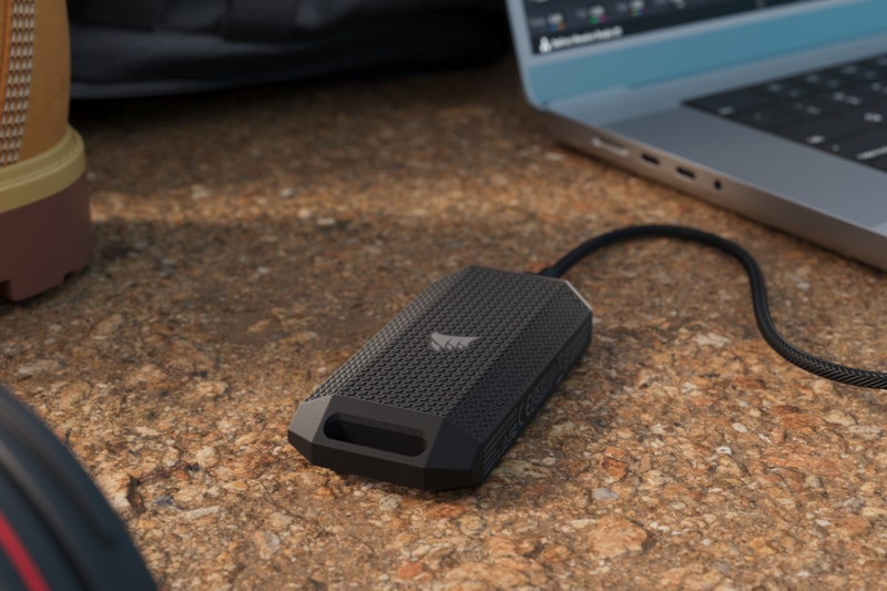 EX400U SURVIVOR。MagSafeには非対応だが、堅牢性に優れる。実売価格2万9,000円から