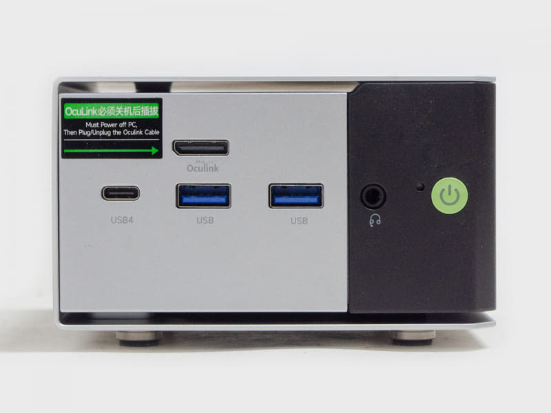 前面はUSB4、OCuLink、USB 3.2 Gen 2、音声入出力、電源ボタン