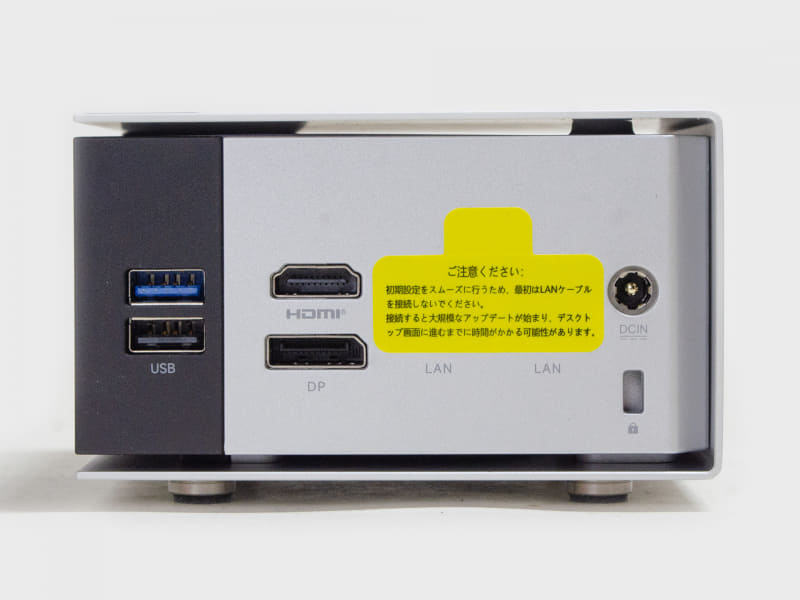 背面はUSB 3.2 Gen 2、USB 2.0、HDMI 2.0、DisplayPort 1.4、2.5Gigabit Ethernet 2基(シールの後ろ)、電源入力