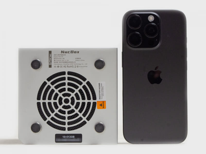 底面とiPhone 16 Pro。EVO-X1と同じ筐体。かなりコンパクトなのが分かる