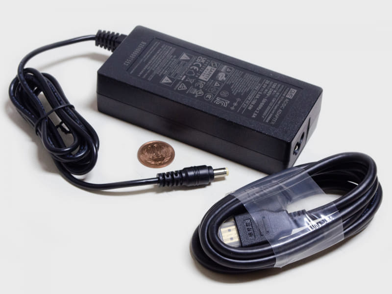 付属品のACアダプタ(サイズは約130×55×33mm、重量410g、出力20V/5A/100W)、HDMIケーブル