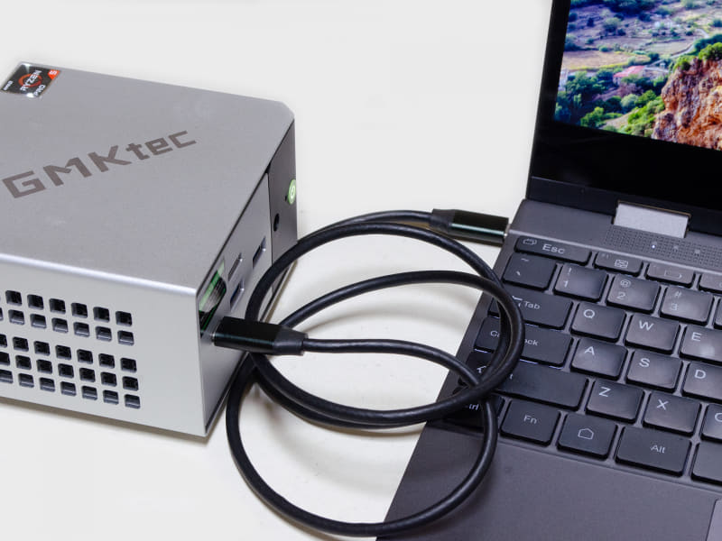 いつものキーボード付きモバイルモニターへ接続。USB4があるのでType-Cケーブル1本で接続可能。ただUSB4が前面にあるので場合によっては邪魔になる