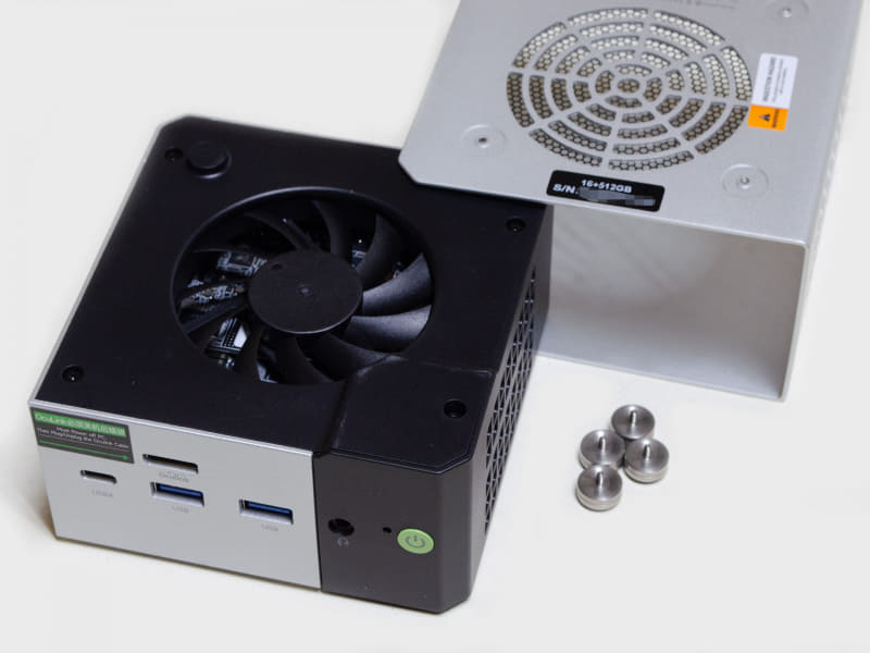 裏の足がネジになっているのでそのまま回すと外側のフレームが外れる