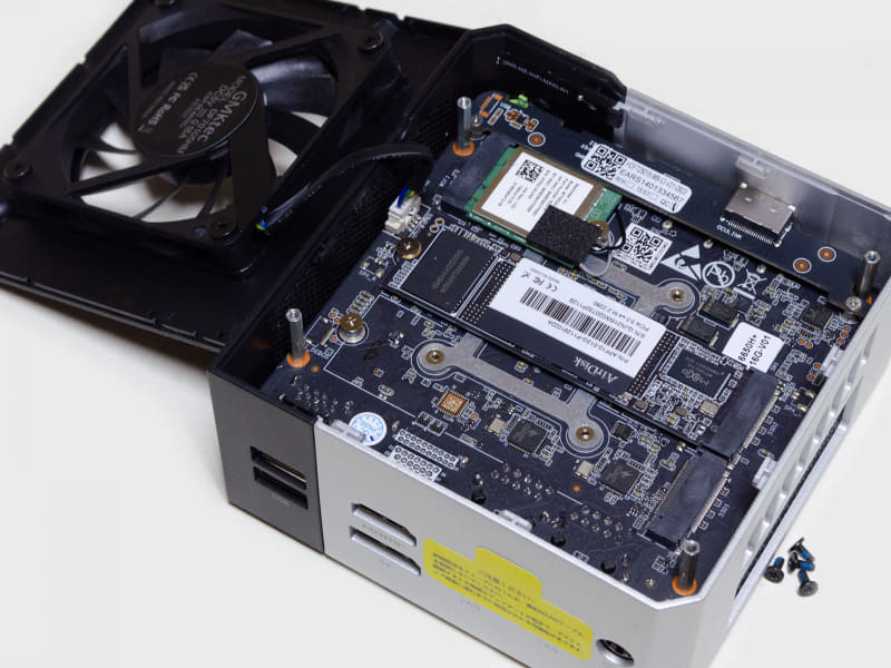 次に内部パネル4つのネジを外せばM.2スロットにアクセスできる