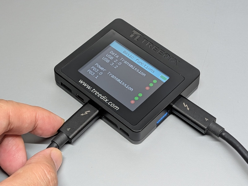 「Treedix USBケーブルチェッカー」。ノーブランド品のように見えるが取説はきちんと日本語にも対応している。実売価格は6,990円