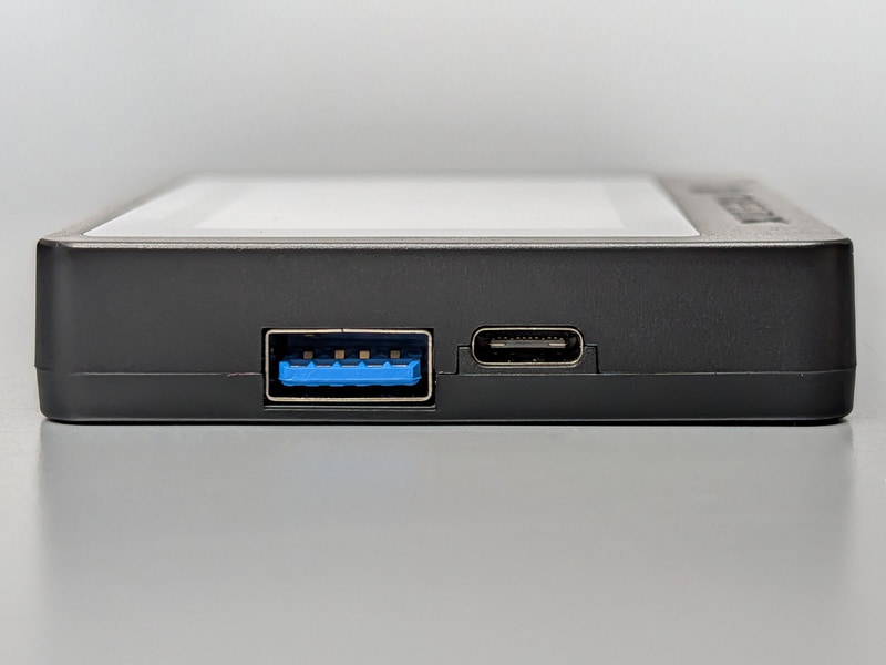 右側面。Type-A、Type-C。これらは底面のポートと対にして使用する