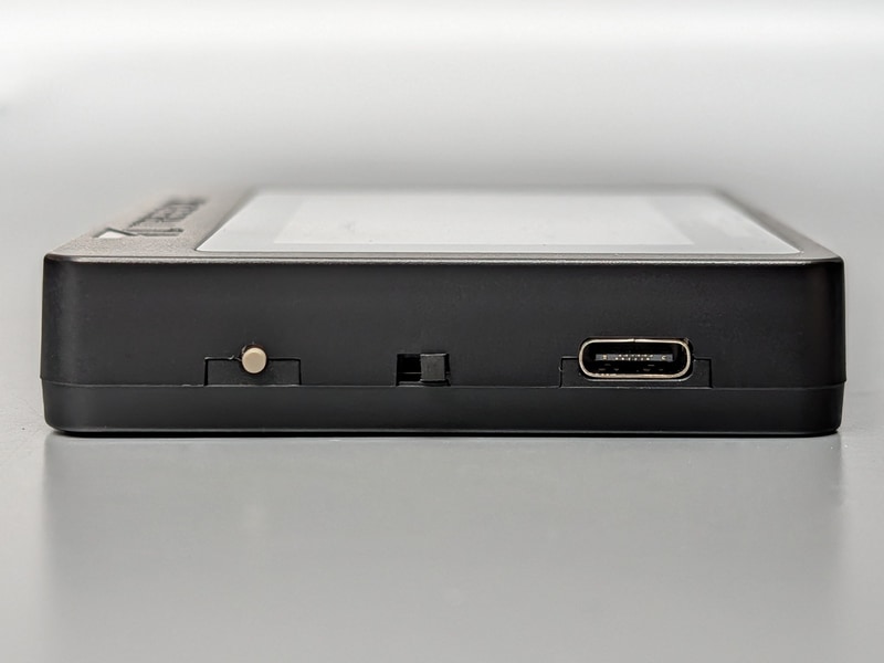 左側面。画面切替ボタン、電源切替ボタン、給電用Type-Cポート