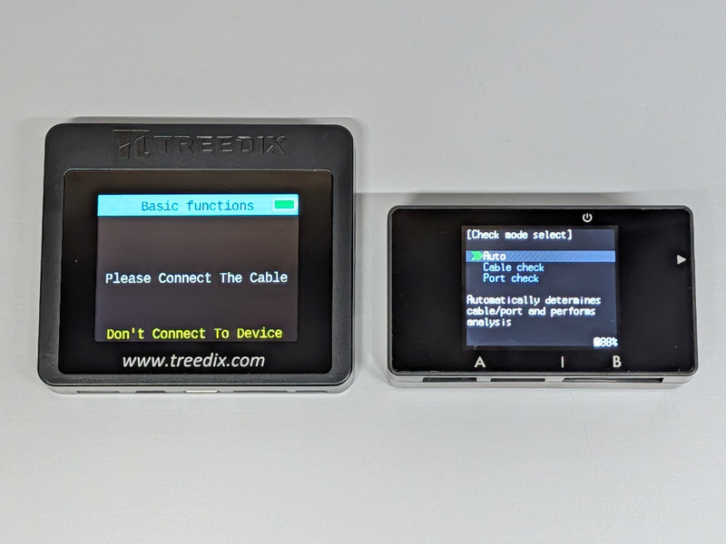 前回紹介したビット・トレード・ワンの「USB Cable Checker3(UCC3)」(右)との比較。本製品のほうが表面積は大きいがそのぶん薄い