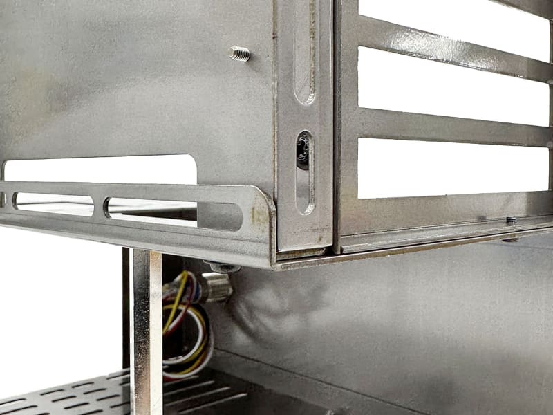 ケース各所には意図的にサビを生じさせている