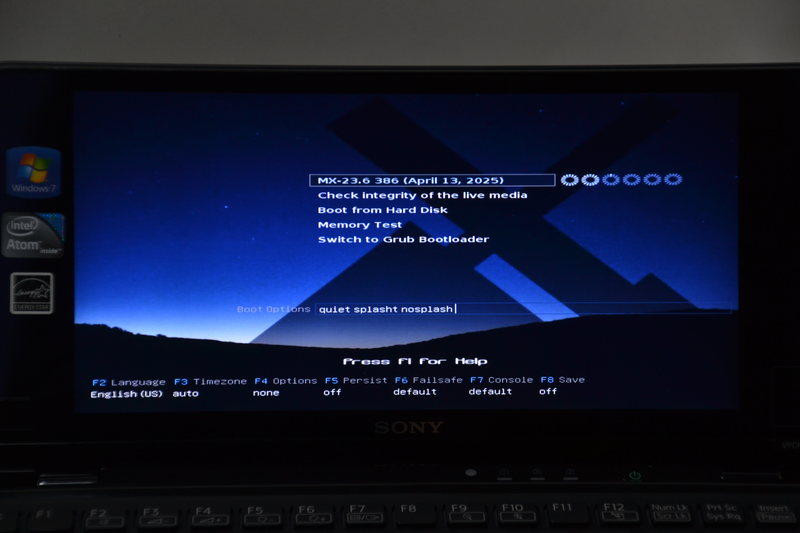 「VAIO P」の映像出力手段がなかったため、ここからは写真で。USBメモリからブートすると、このようなメニューが表示される