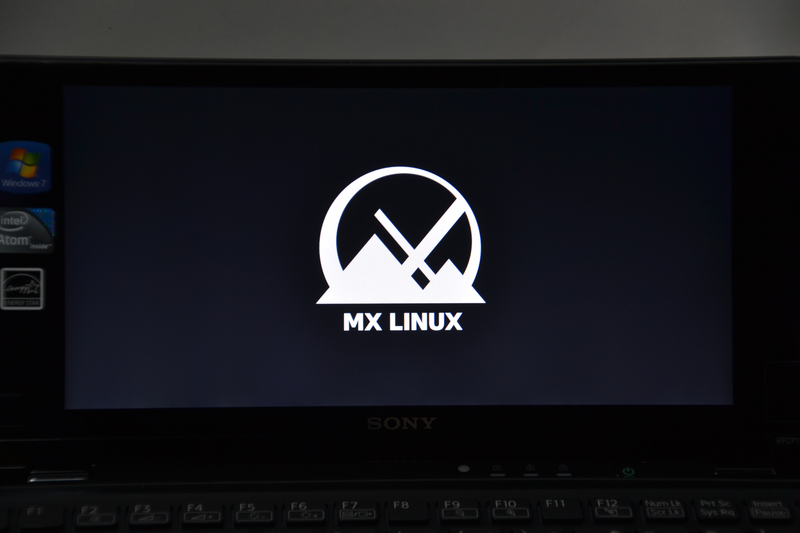 「MX Linux」の起動ロゴ。SSDからの読み込みになっている