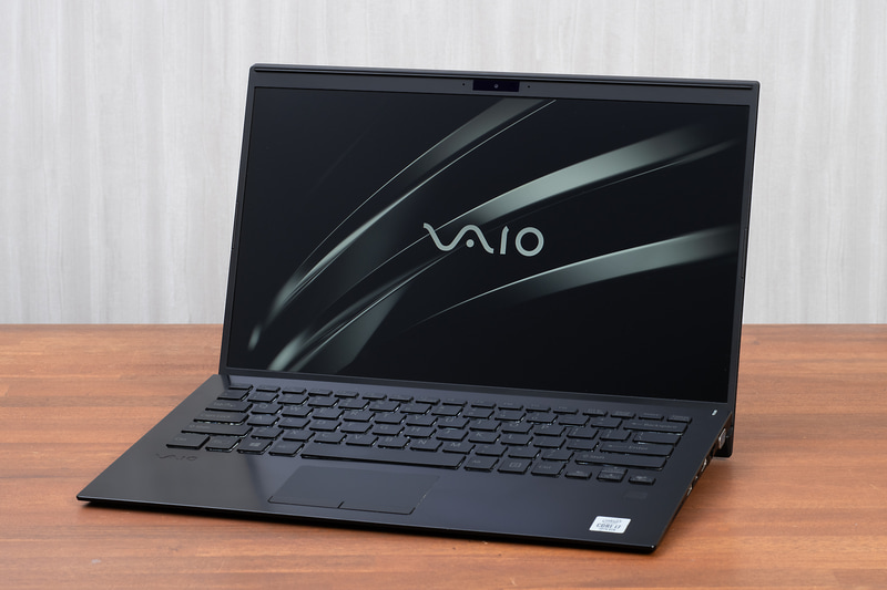 筆者が初めて買ったVAIOノートの「VAIO SX14」(2020年モデル)。CPUはComet Lake版のCore i7-10710U。メモリは16GBでストレージは256GB。4G LTEをオプションで付けるなどして、当時の価格で30万円弱だったはず