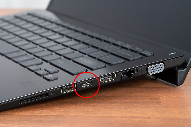2020年モデルのVAIO SX14はUSB Type-Cがこの位置にしかなかったので、非常に使いにくかった