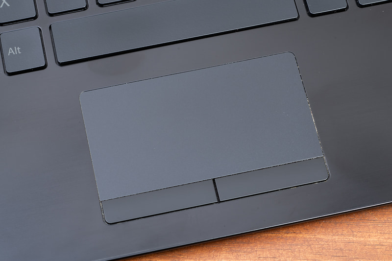 現行機と比べるとタッチパッドはかなり狭い