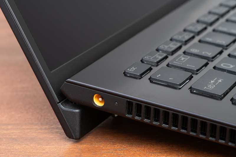 電源は近年のモバイルノートではなくなりつつある独自の丸型形状