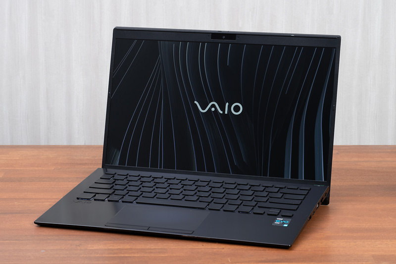 2台目のVAIOノートも「VAIO SX14」(2021年モデル)。CPUはTiger Lake版のCore i7-1195G7。メモリは32GBでストレージは512GB。こちらは4G LTEを付けて価格は30万円くらいだった