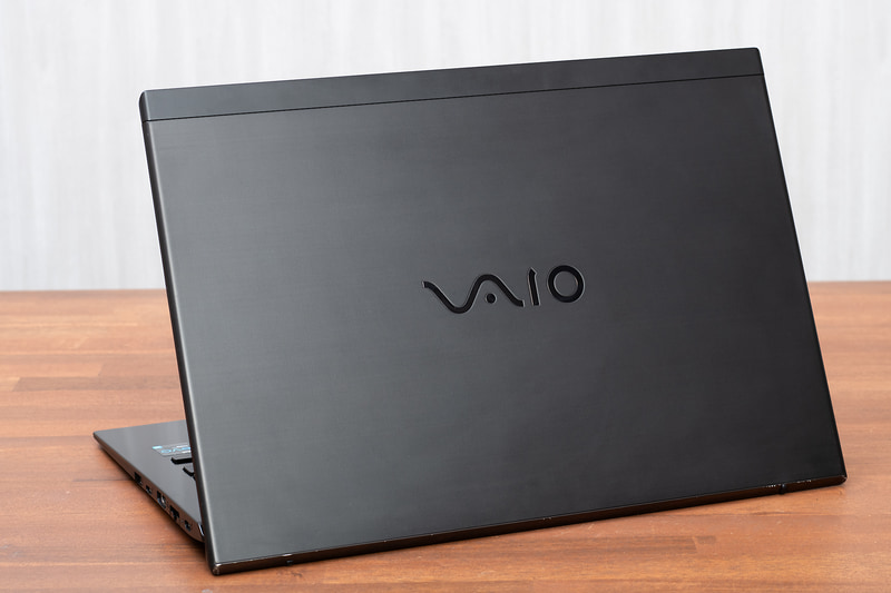 さすがに年季が入っており、天板とか所々に傷というか取れない汚れのようなものが付いている