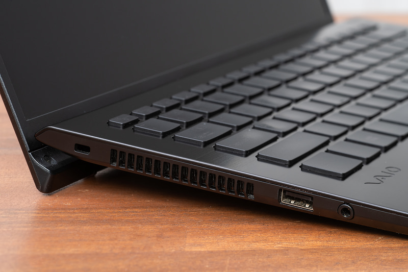 左側面に排気口