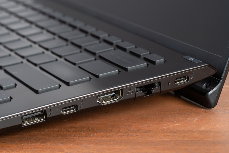 右側面にはUSB Type-Cなどの主要なインターフェイス